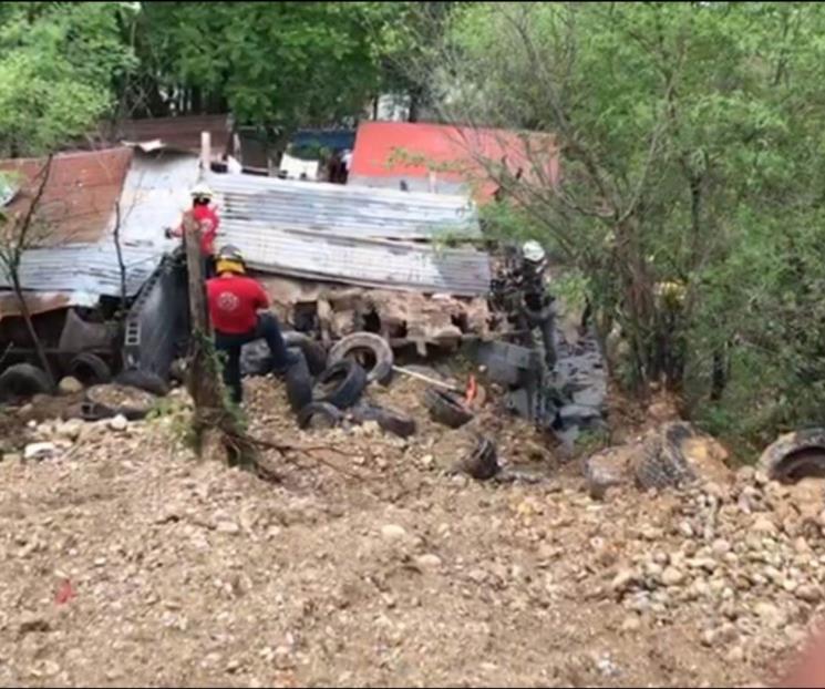 Muere hombre sepultado tras derrumbarse su casa
