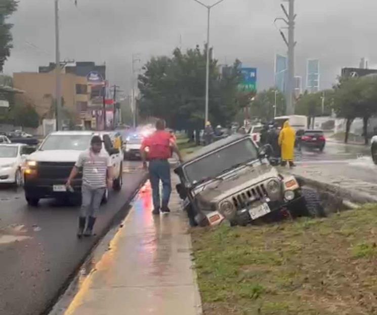 Cae todo terreno en hundimiento