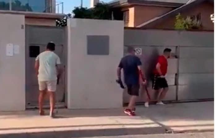 Hombre retira a okupas de su casa en España