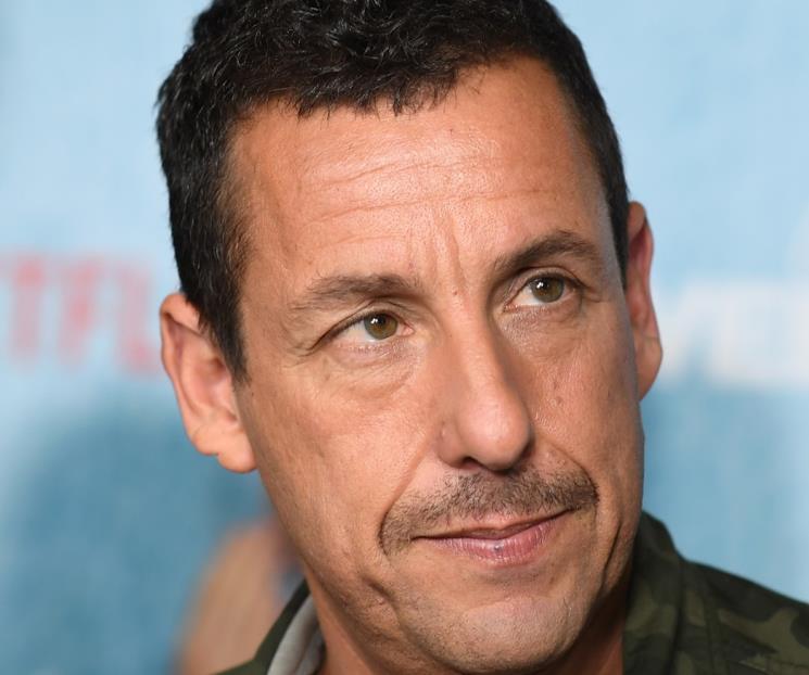 Adam Sandler aparece en público con bastón