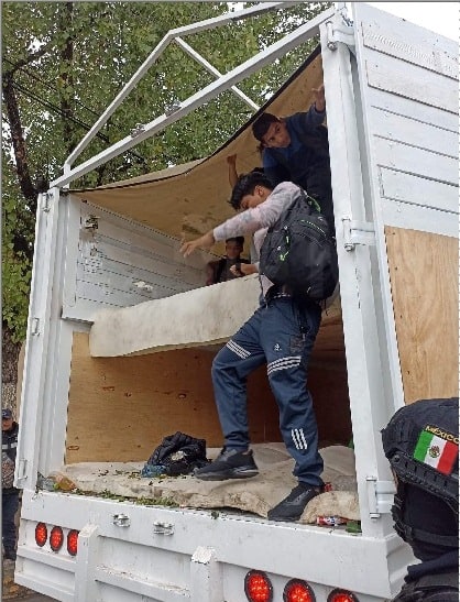 Elementos de la policía preventiva de Galeana, rescataron a 267 centroamericanos y sud americanos, que viajaban en tres camiones