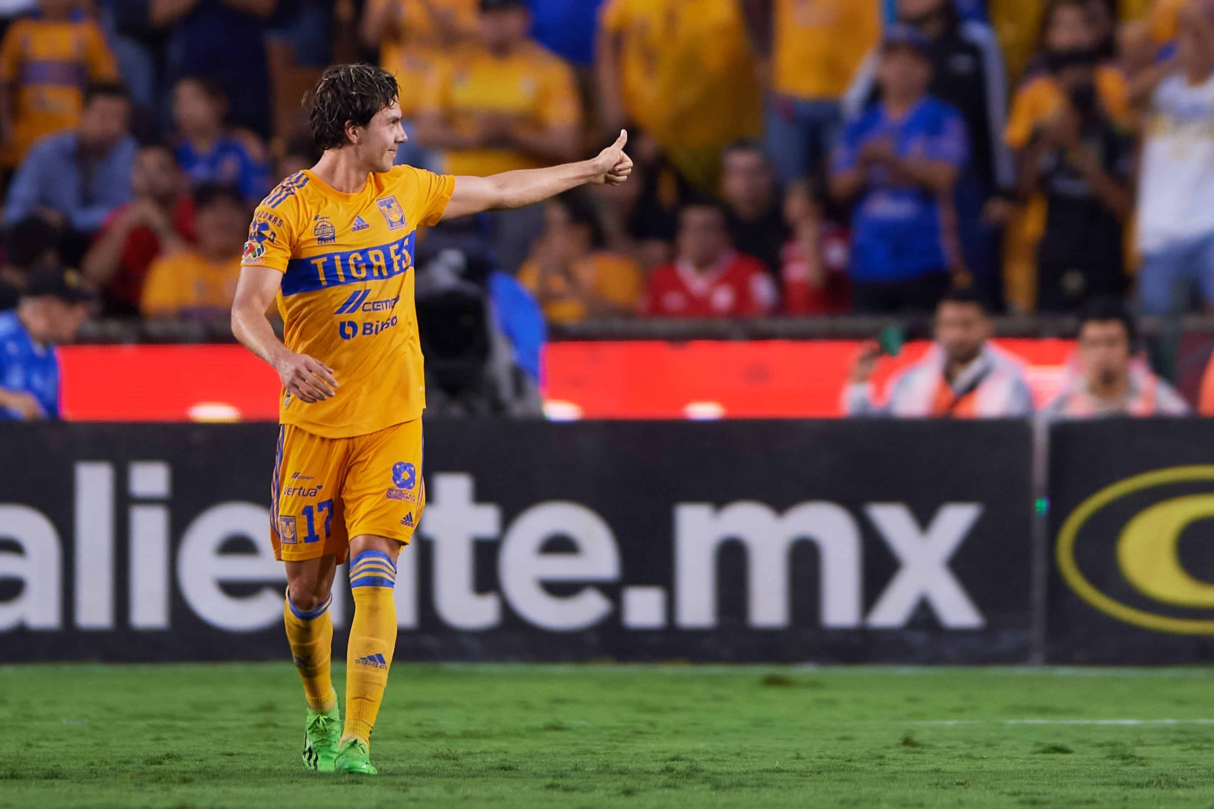 Sebastián Córdova abre el marcador.