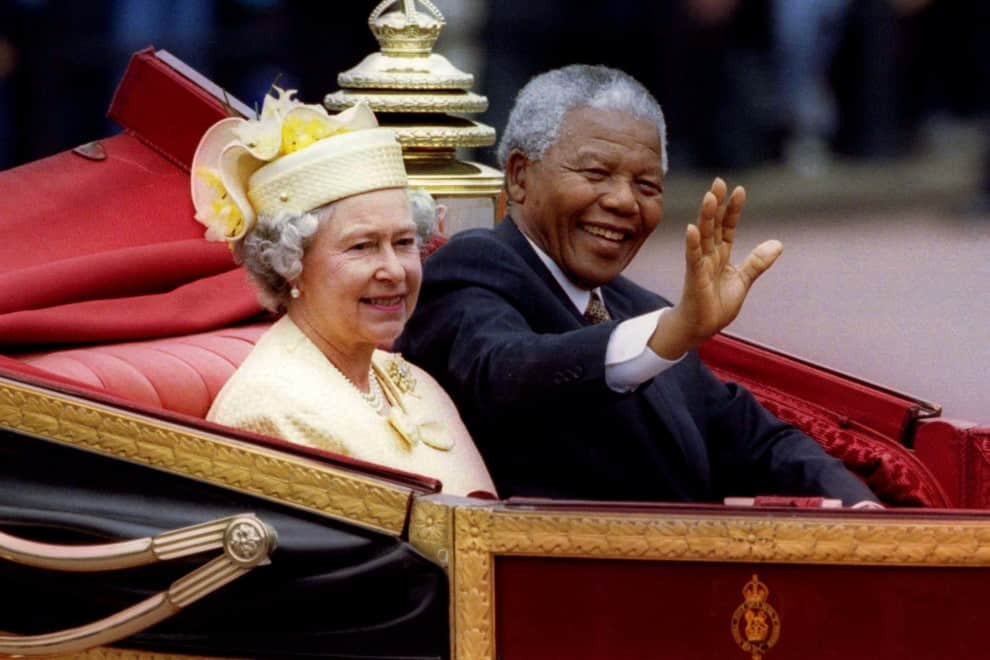 Tatcher se negó a sancionar a Sudafrica cuando ese país implemento su política de segregación racial conocida como Apartheid. Aquí en la foto con su amigo Nelson Mandela.