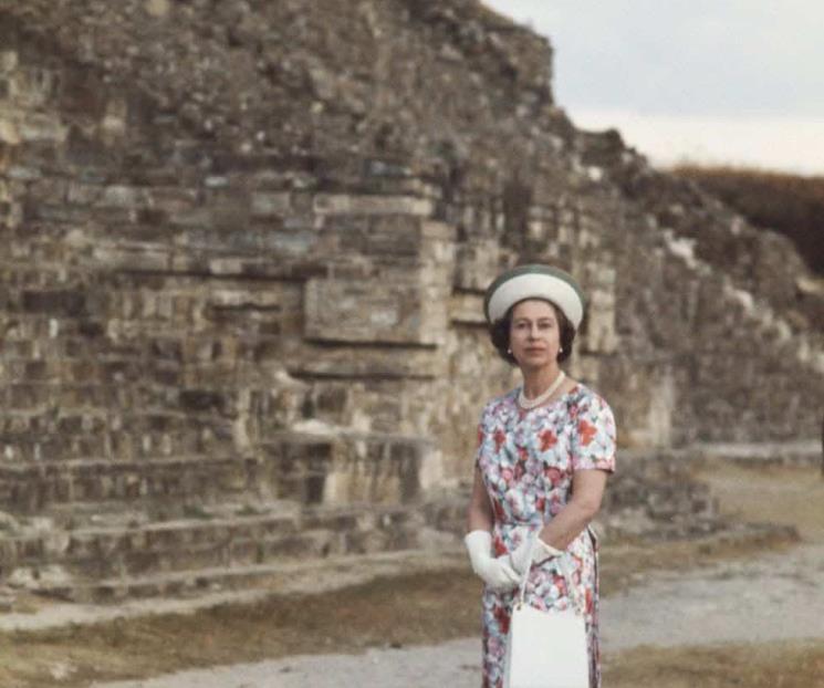 Con foto de reina en Oaxaca, embajadora de México da pésame