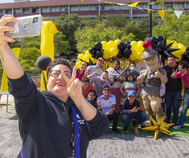 Celebra la UDEM su aniversario 53