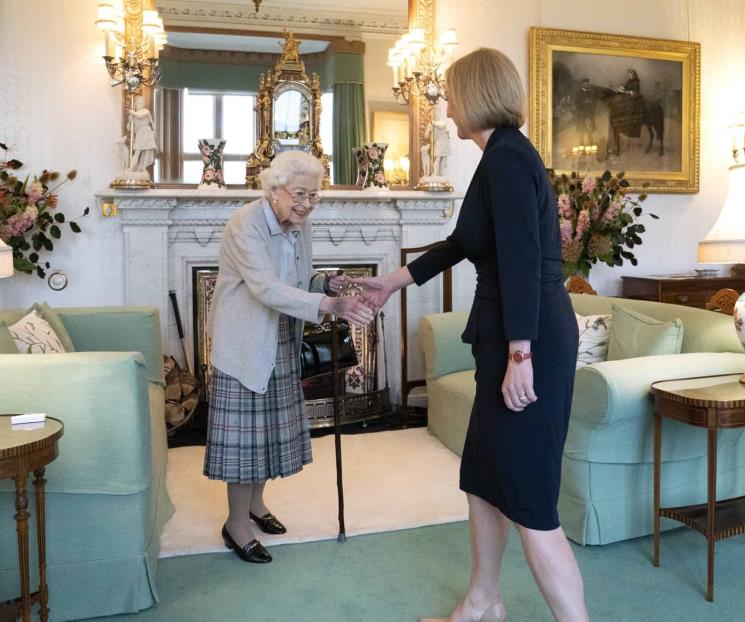 Las manchas en las manos de la reina Isabel II