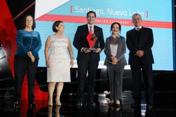 Recibe David de la Pe&ntilde;a premio por herramienta SANTI