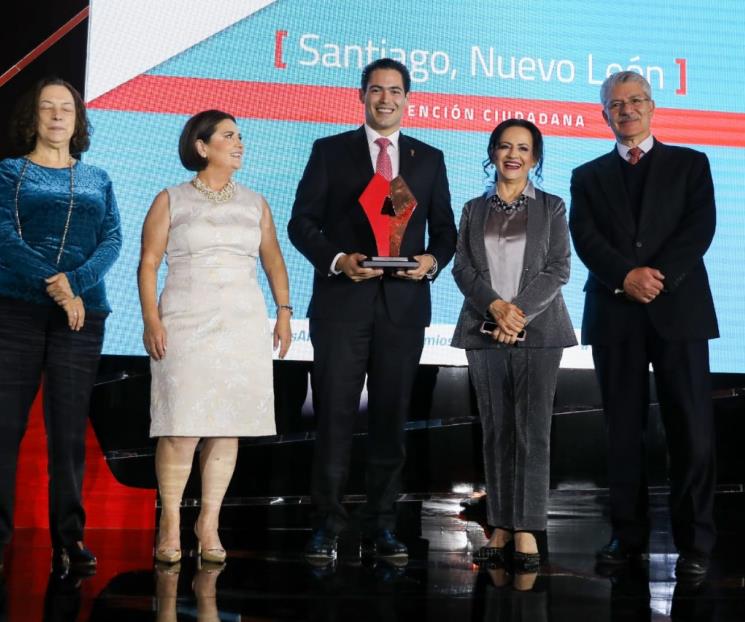 Recibe David de la Peña premio por herramienta SANTI