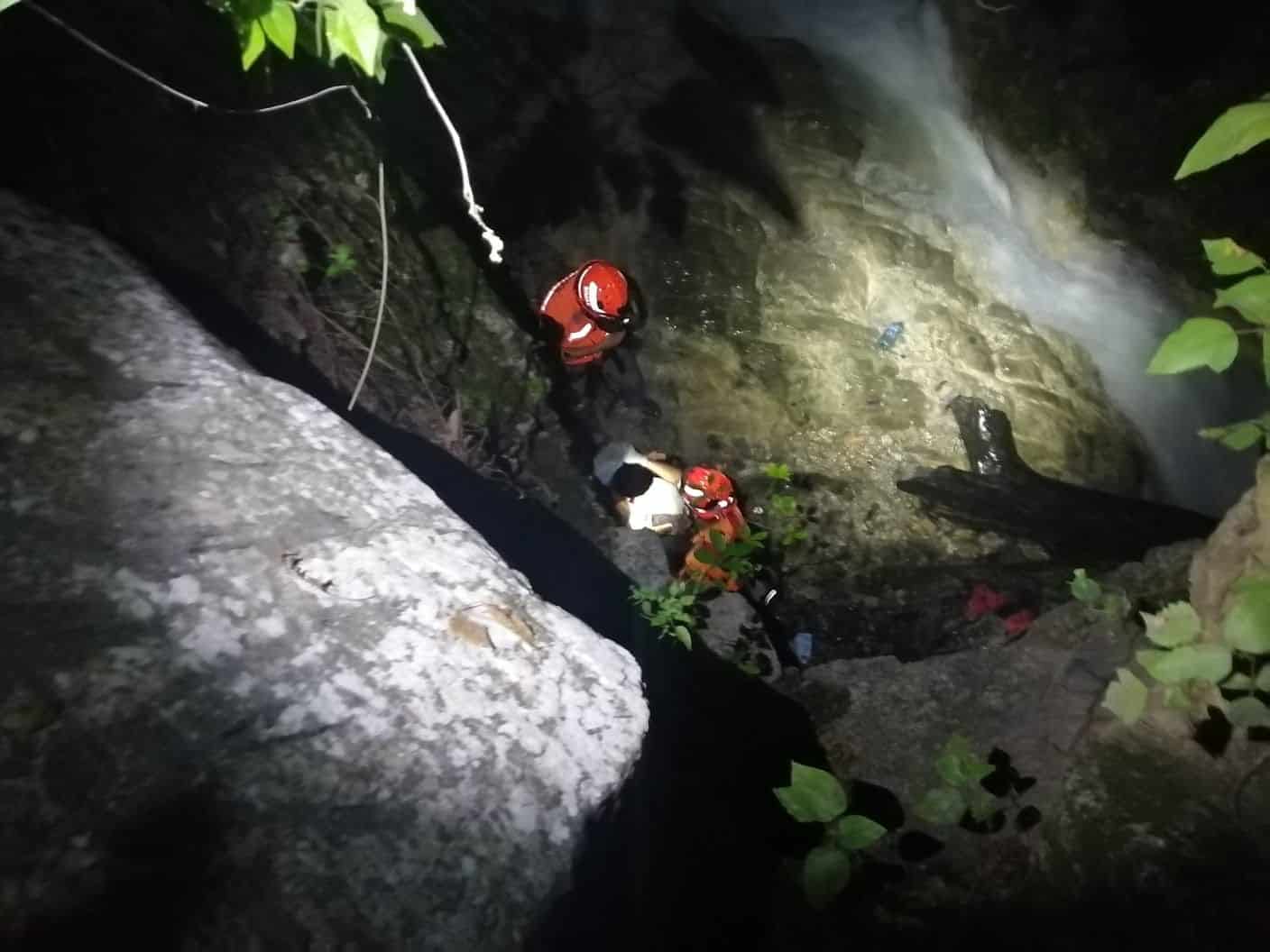 Arman operativo para rescatar a un excursionista que cayó de una cascada de diez metros de profundidad en el municipio de Guadalupe