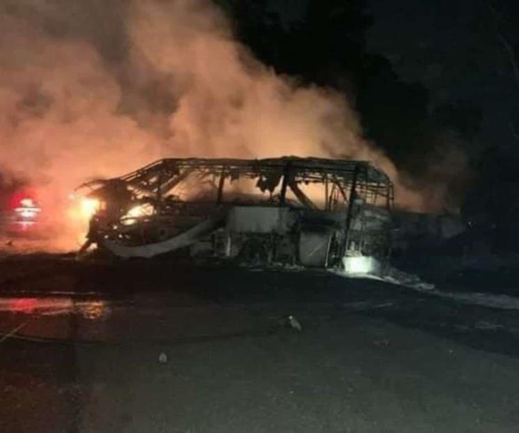 Choque entre autobús y pipa deja 18 muertos