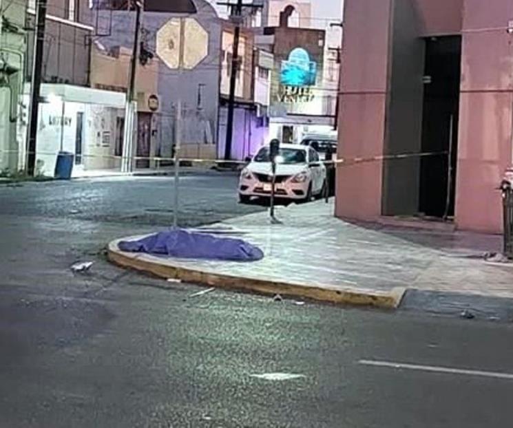 Lo arrolla, lo mata y huye