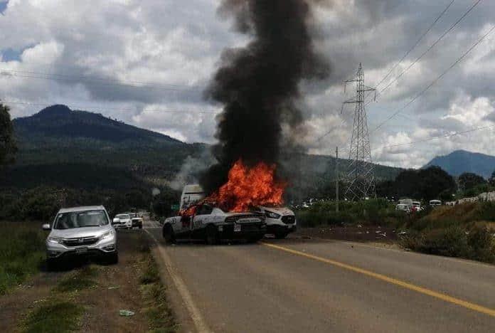 Queman patrulla en Michoacán