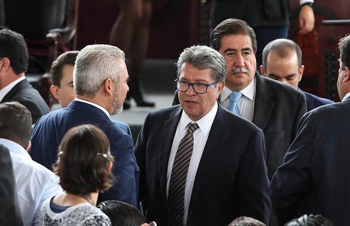 Abstención de Monreal confronta a bancada