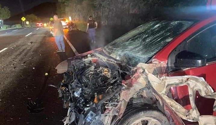 Deja dos lesionados estrellamiento en Allende