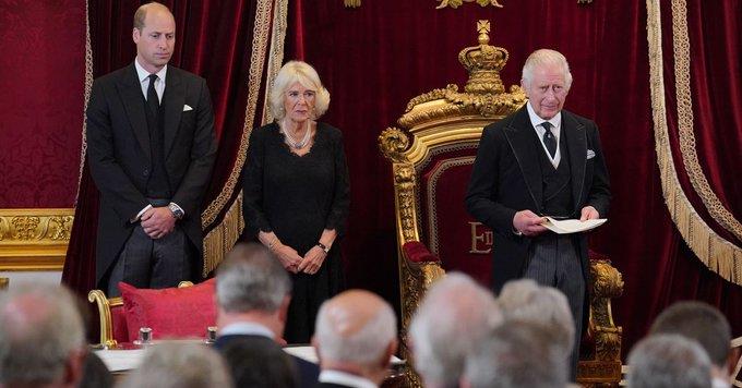Carlos III es proclamado rey de Inglaterra