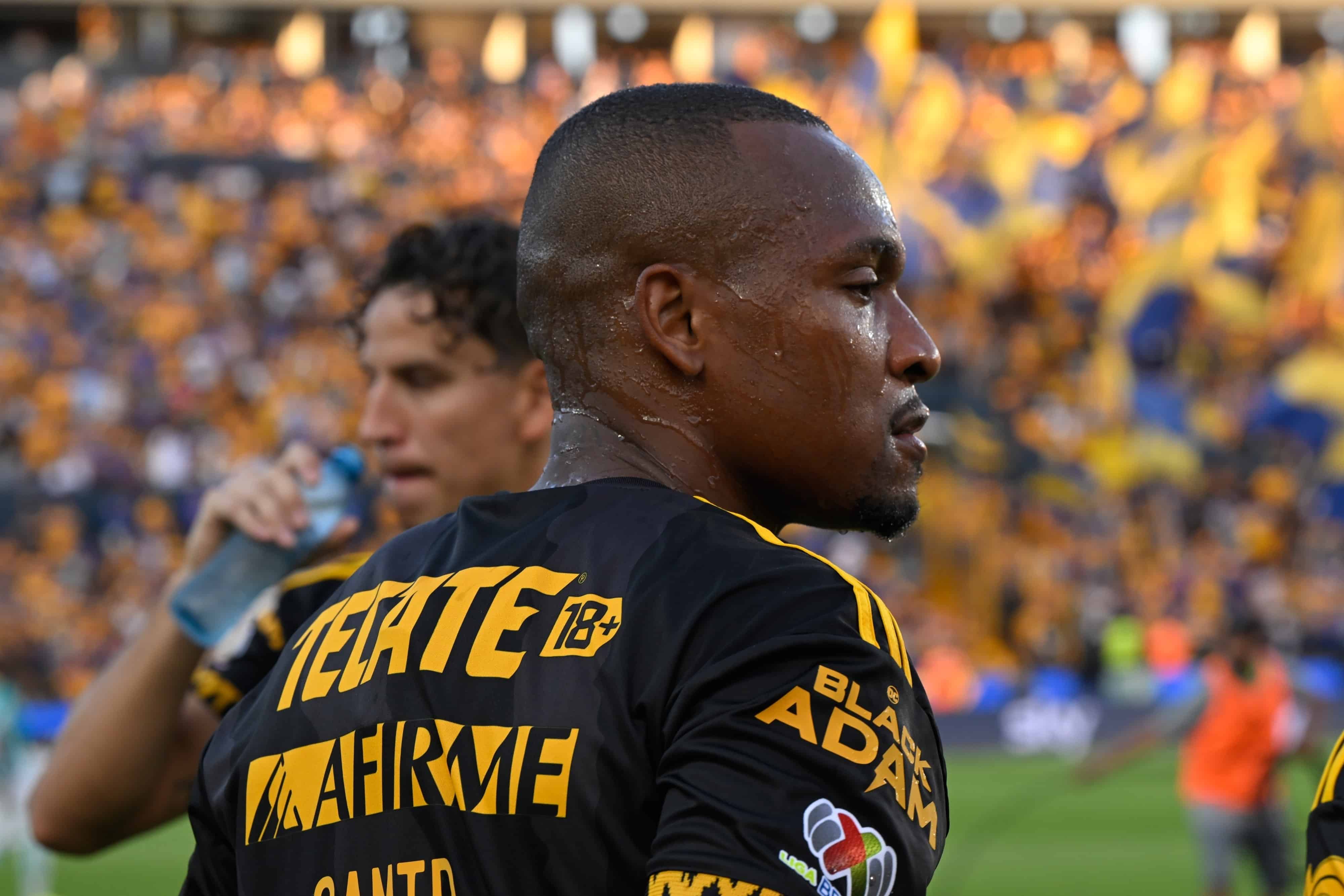 Samir Caetano mete gol en propia puerta.
