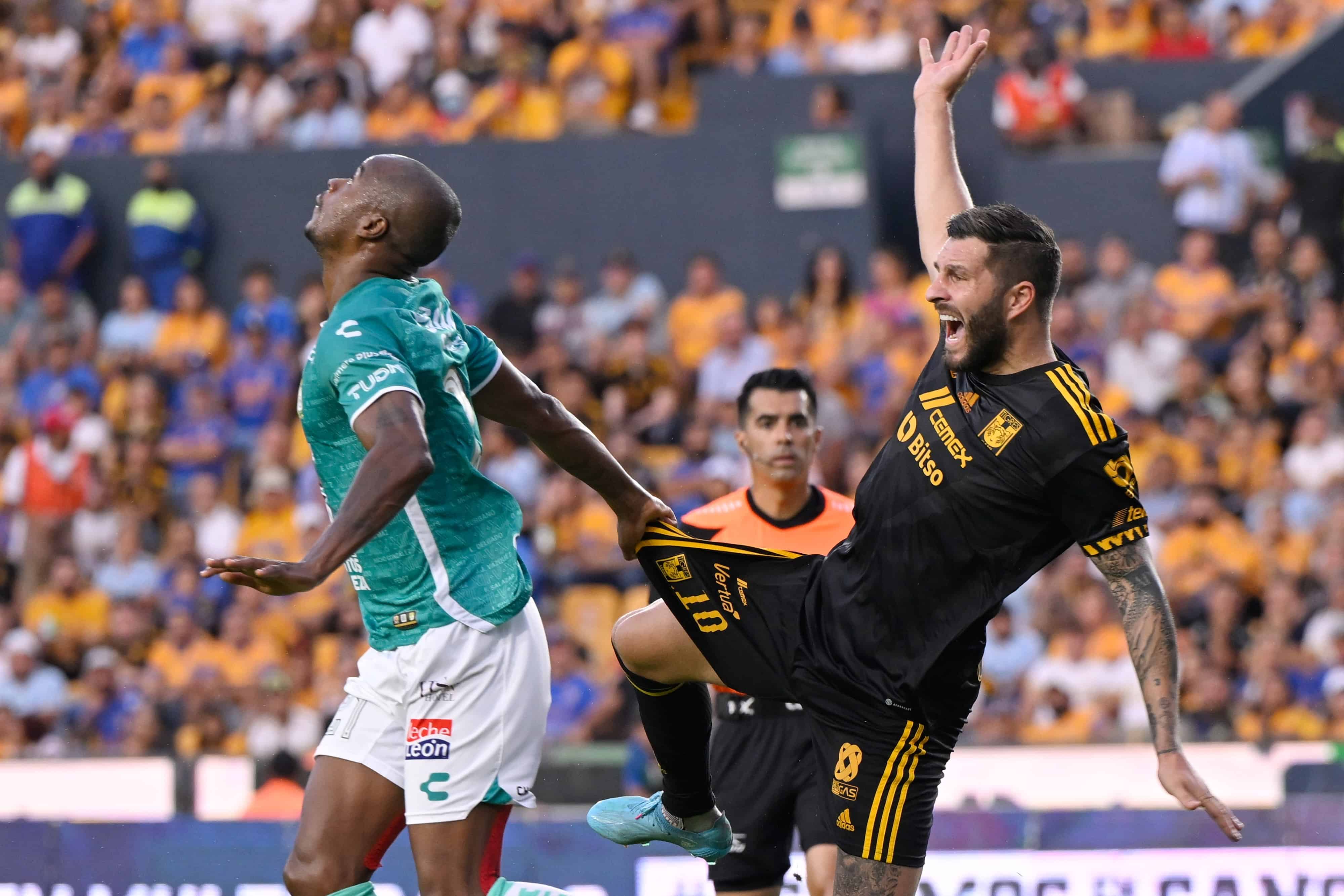André Pierre Gignac reclama un jalón de playera.