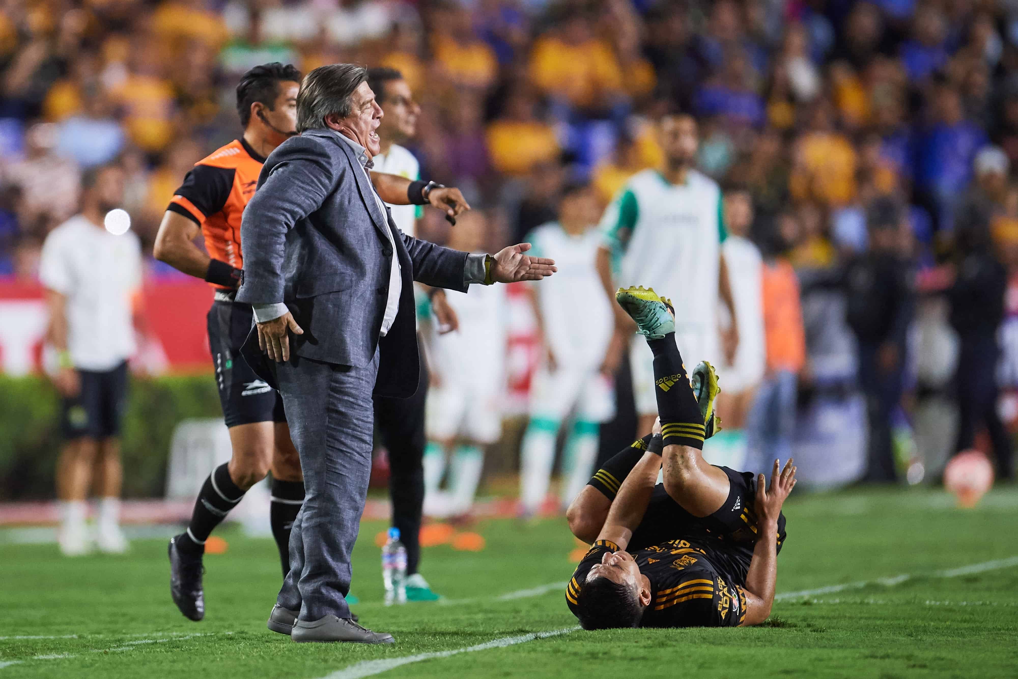 Miguel Herrera dando indicaciones.
