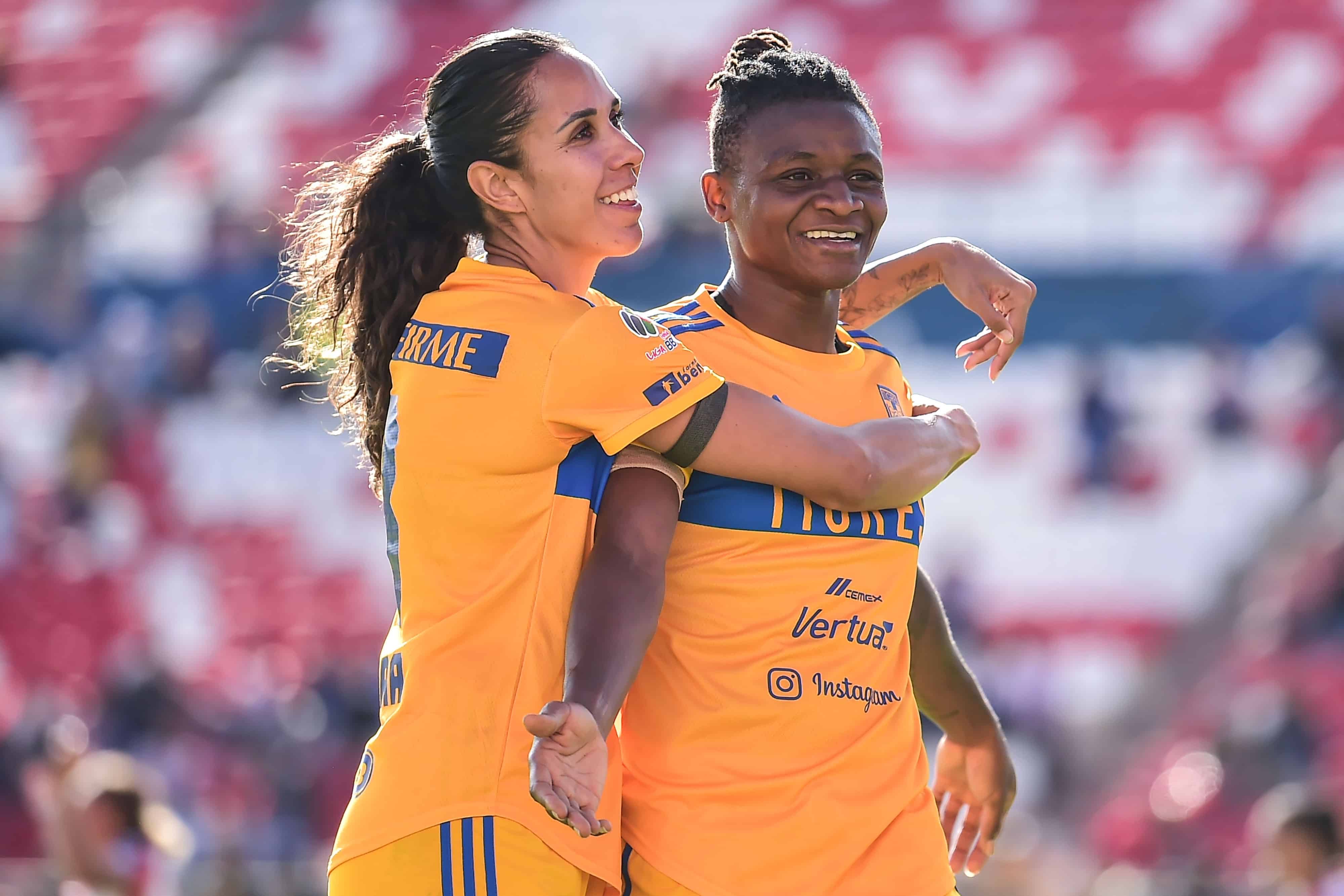 Uchenna Kanu abre el marcador.