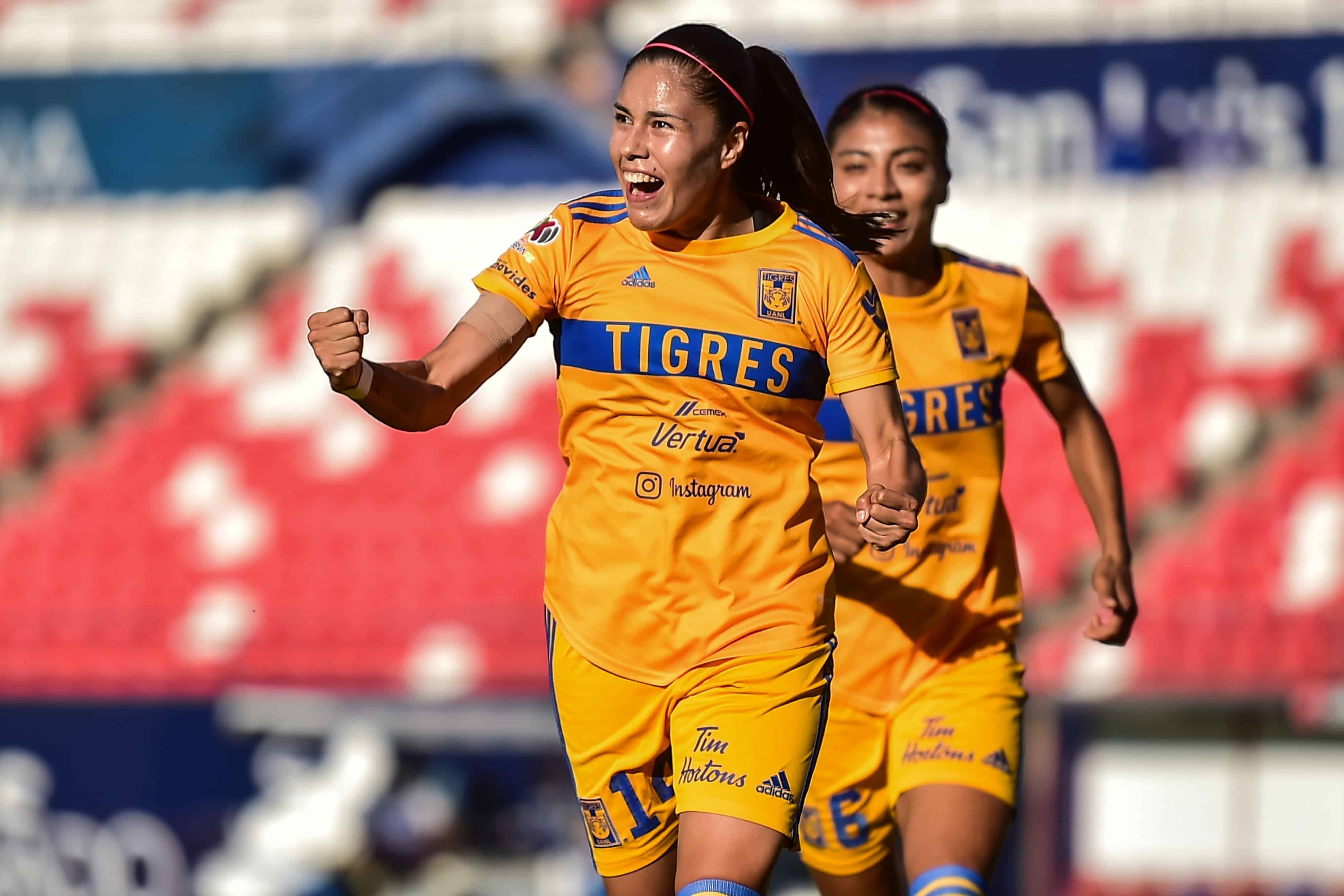 Lizbeth Ovalle anota un tanto.