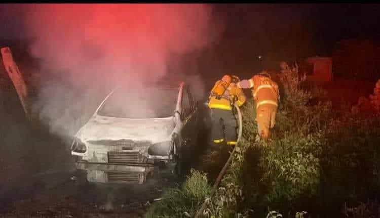 Muere hombre calcinado dentro de vehículo, investigan muerte