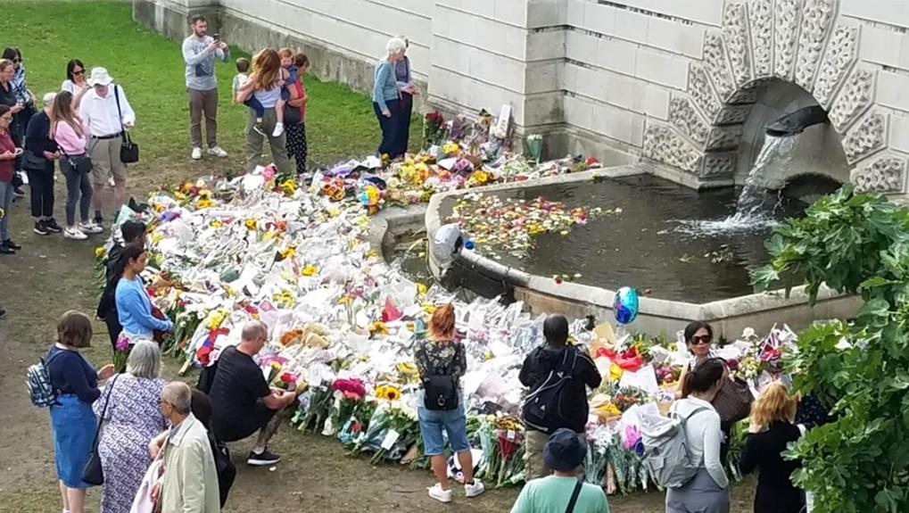 Rincones de Reino Unido se convierten en centros de homenaje