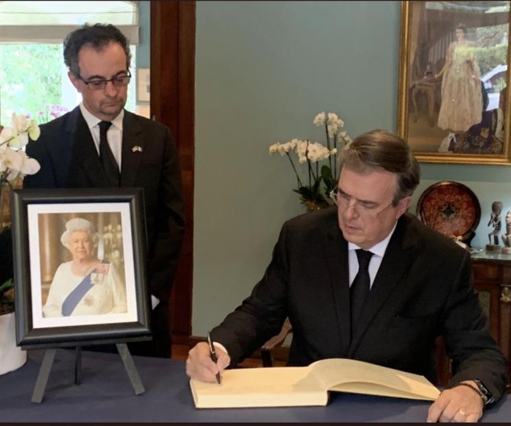 AMLO manda a Marcelo Ebrard a los funerales de la reina