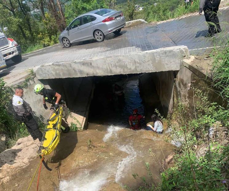 Cae auto de puente en Santiago