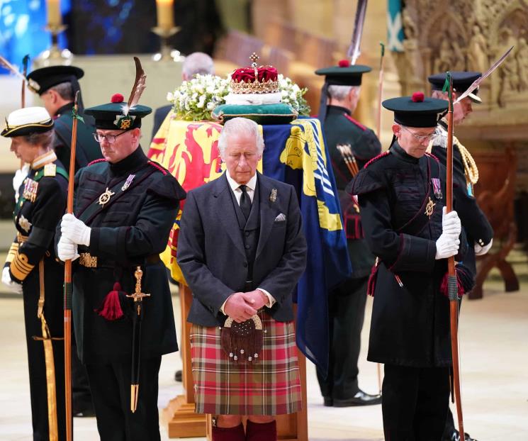 El rey y sus hermanos hacen vigilia para honrar a la reina