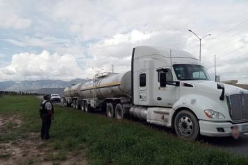 Aseguran tr&aacute;iler con 63 mil litros de hidrocarburo
