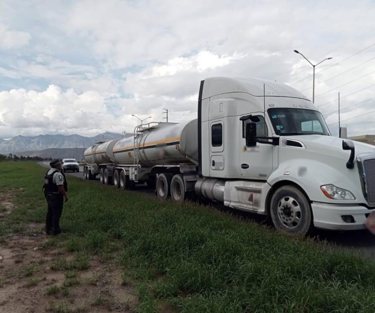 Aseguran tráiler con 63 mil litros de hidrocarburo