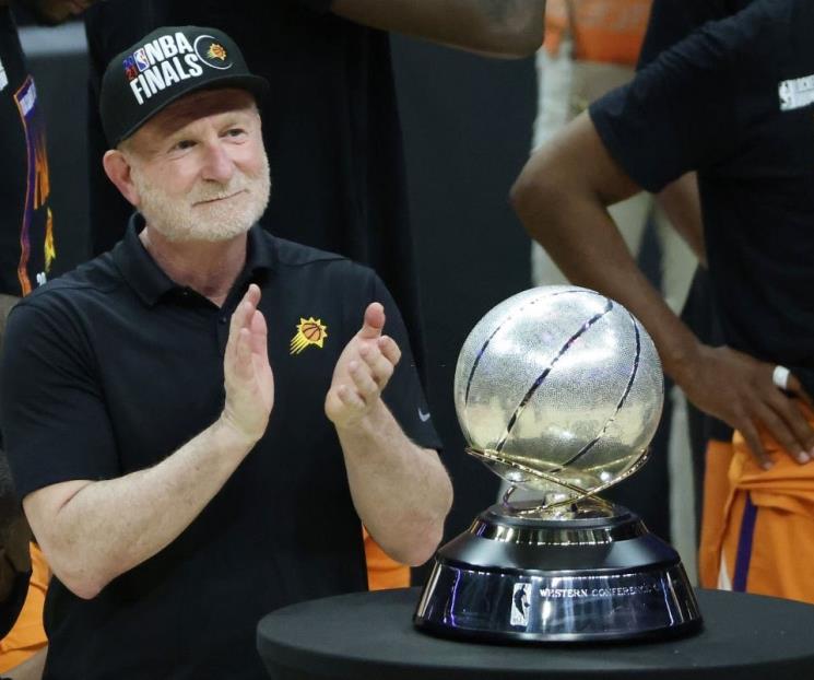 Suspende NBA un año a dueño de los Soles por racismo