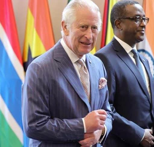 Causan alarma manos hinchadas de Carlos III Causan alarma manos hinchadas de Carlos III