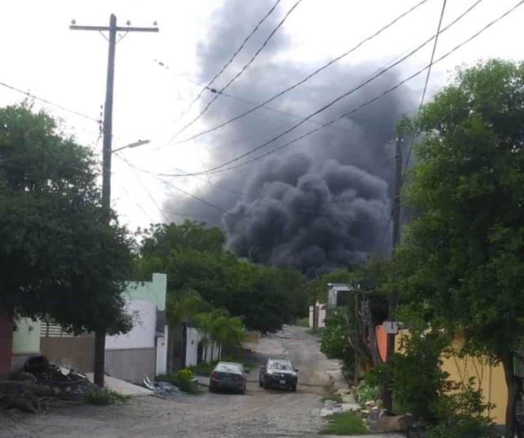 Incendio en lote baldío causa movilización