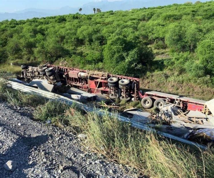 Fallece trailero tras volcarse y caer al vacío