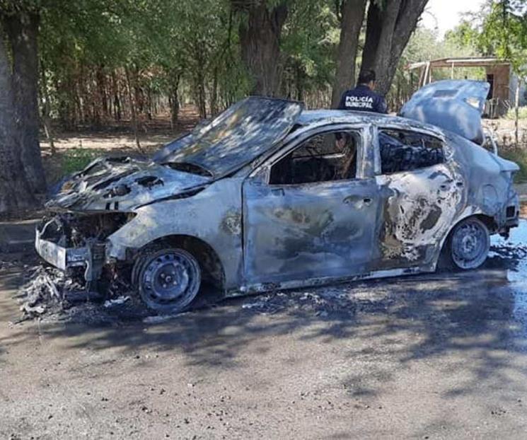 Investigan auto que fue incendiado