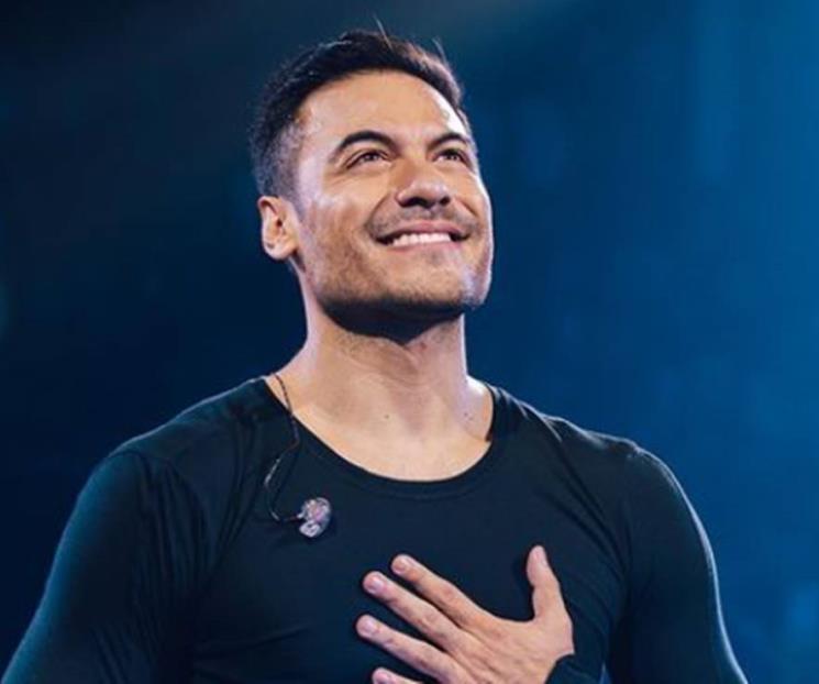 Carlos Rivera llora en escenario por la muerte de su padre Carlos Rivera llora en escenario por la muerte de su padre