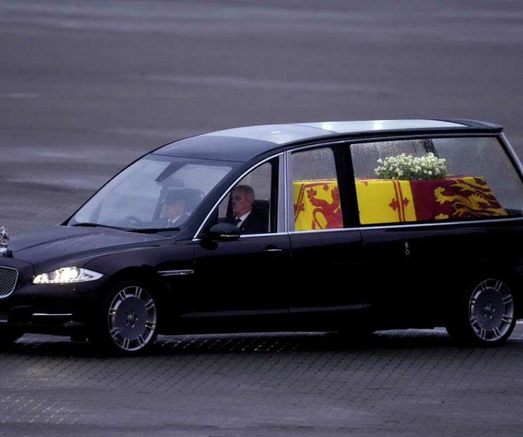 Féretro de la reina arriba a Londres
