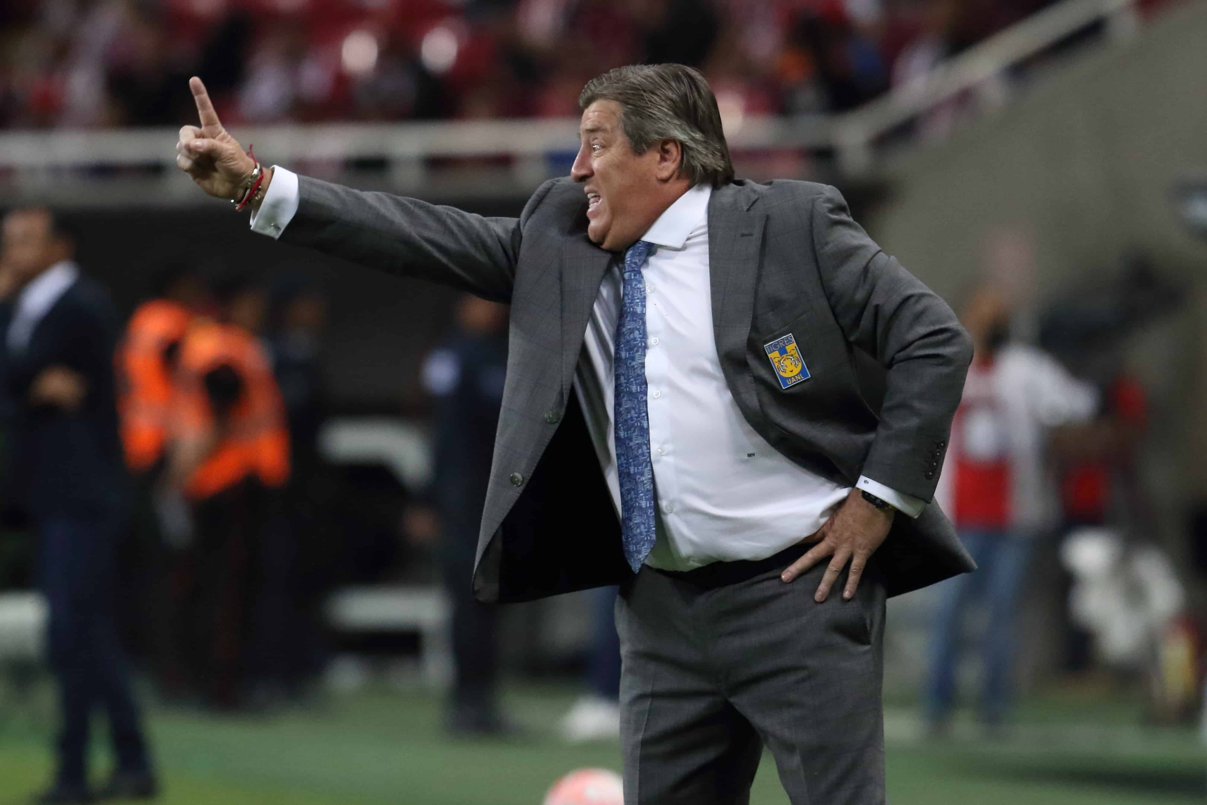 Miguel Herrera dando indicaciones.