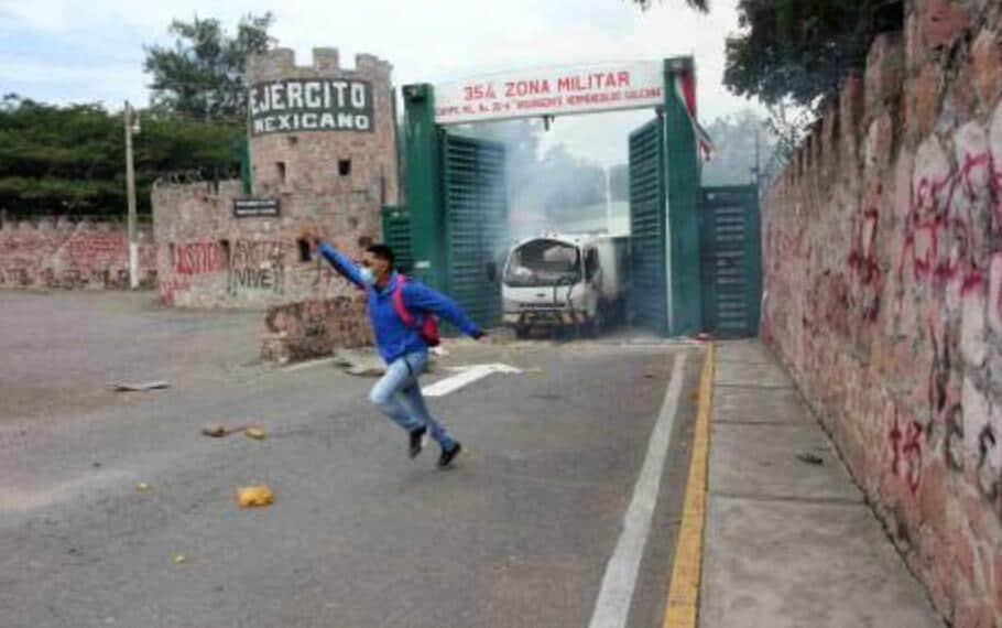 Atacan normalistas cuartel militar