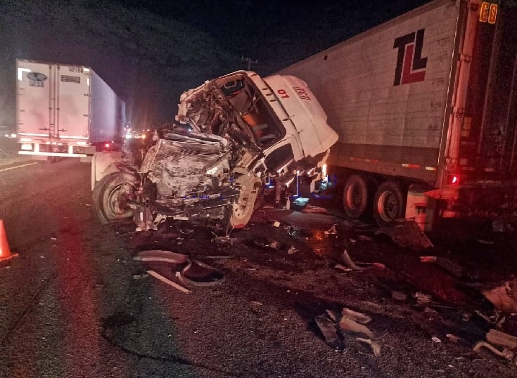 Dos vehículos de carga pesada terminaron totalmente destrozados al chocar de frente
