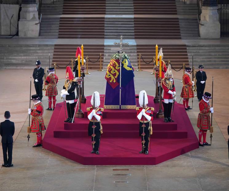 Transmiten vigilia de la Reina Isabel II en vivo 
