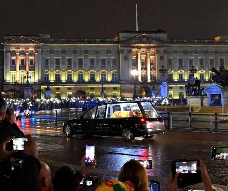 Esperan en primera fila para despedir Isabel II
