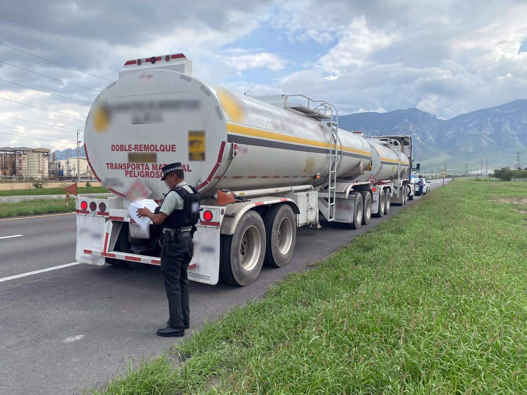Elementos de la Guardia Nacional, aseguraron un tractocamión con aproximadamente 63 mil litros de hidrocarburo de aparente procedencia ilícita