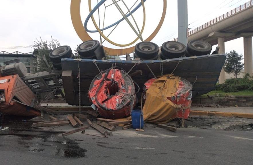 Fallece trailero en volcadura