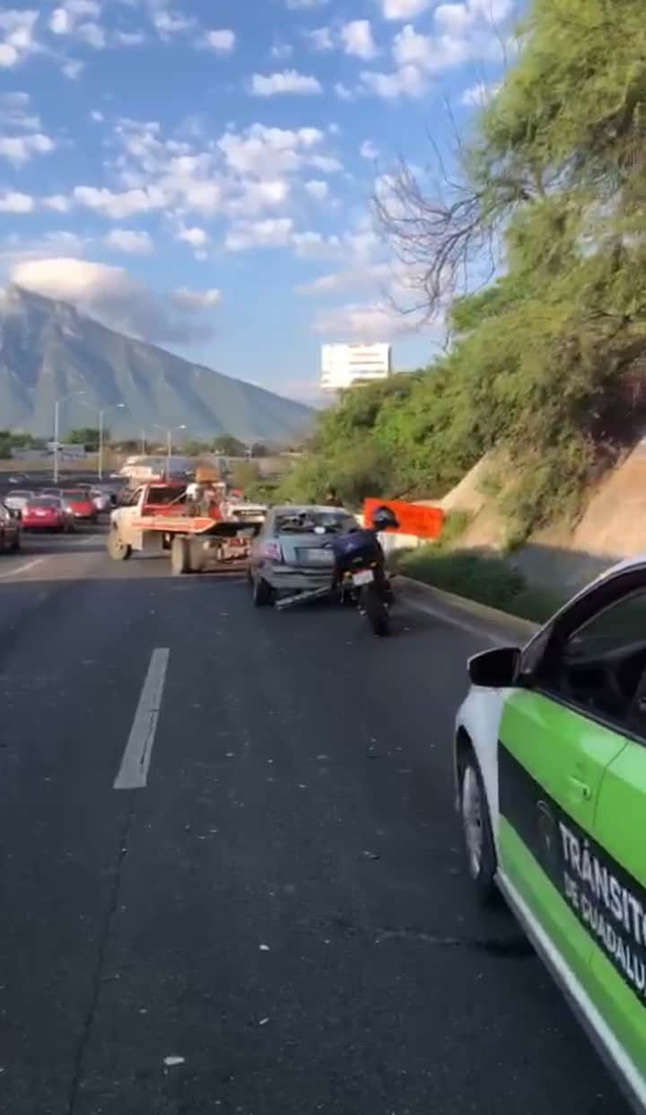 Una carambola entre 10 vehículos, entre ellos un tráiler, dejó diversos lesionados y caos vial en el Bulevar Miguel de la Madrid