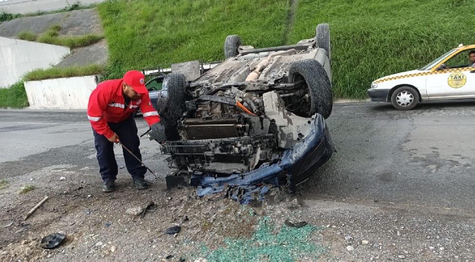 Conductor resulta lesionado tras volcarse
