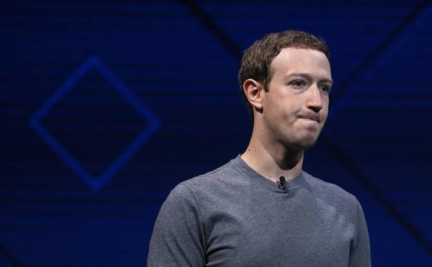 Pierde Zuckerberg más de mitad de su fortuna