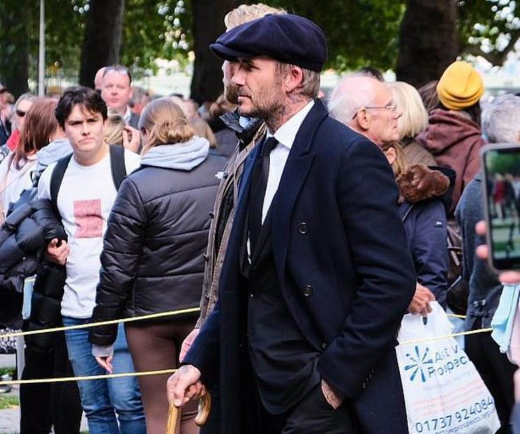 Hace Beckham fila para despedirse de la Reina Isabel