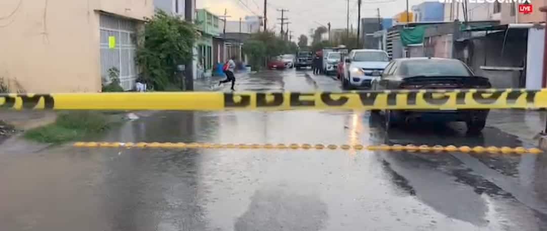 Elementos de la AEI se encuentran en espera de una orden de cateo para ingresar a un domicilio donde se perciben olores fétidos, en Apodaca
